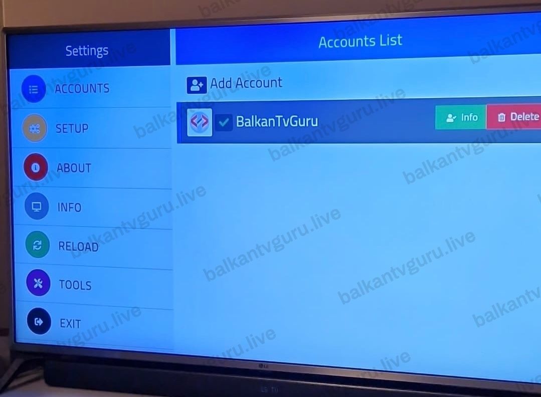 Aplikacija na televizoru otvorena na ekranu Settings s listom naloga umjesto liste kanala