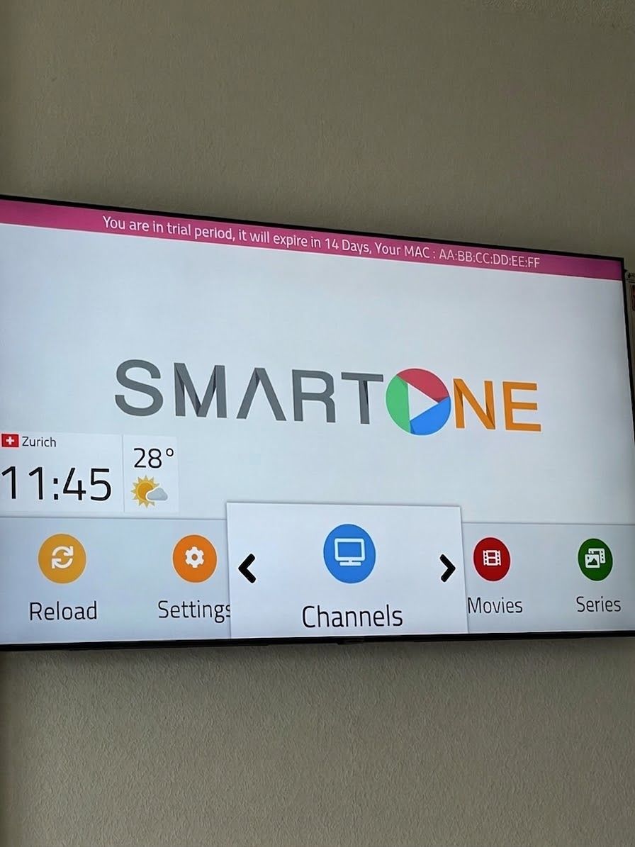 Otvoren plejer na televizoru; duž gornje ivice ispisana je MAC adresa uređaja.