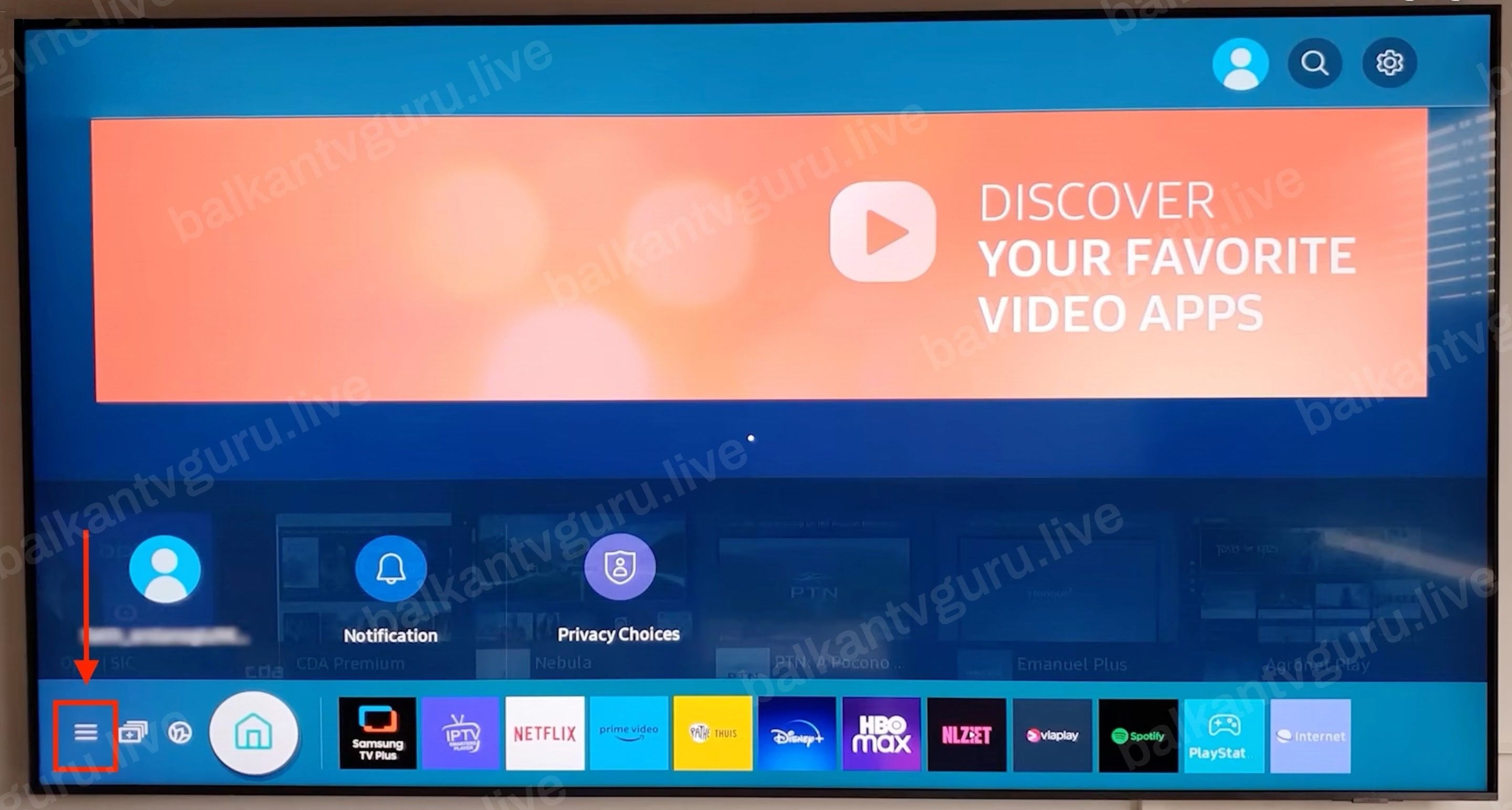 Početni ekran Samsung televizora sa trakom aplikacija duž donje ivice.