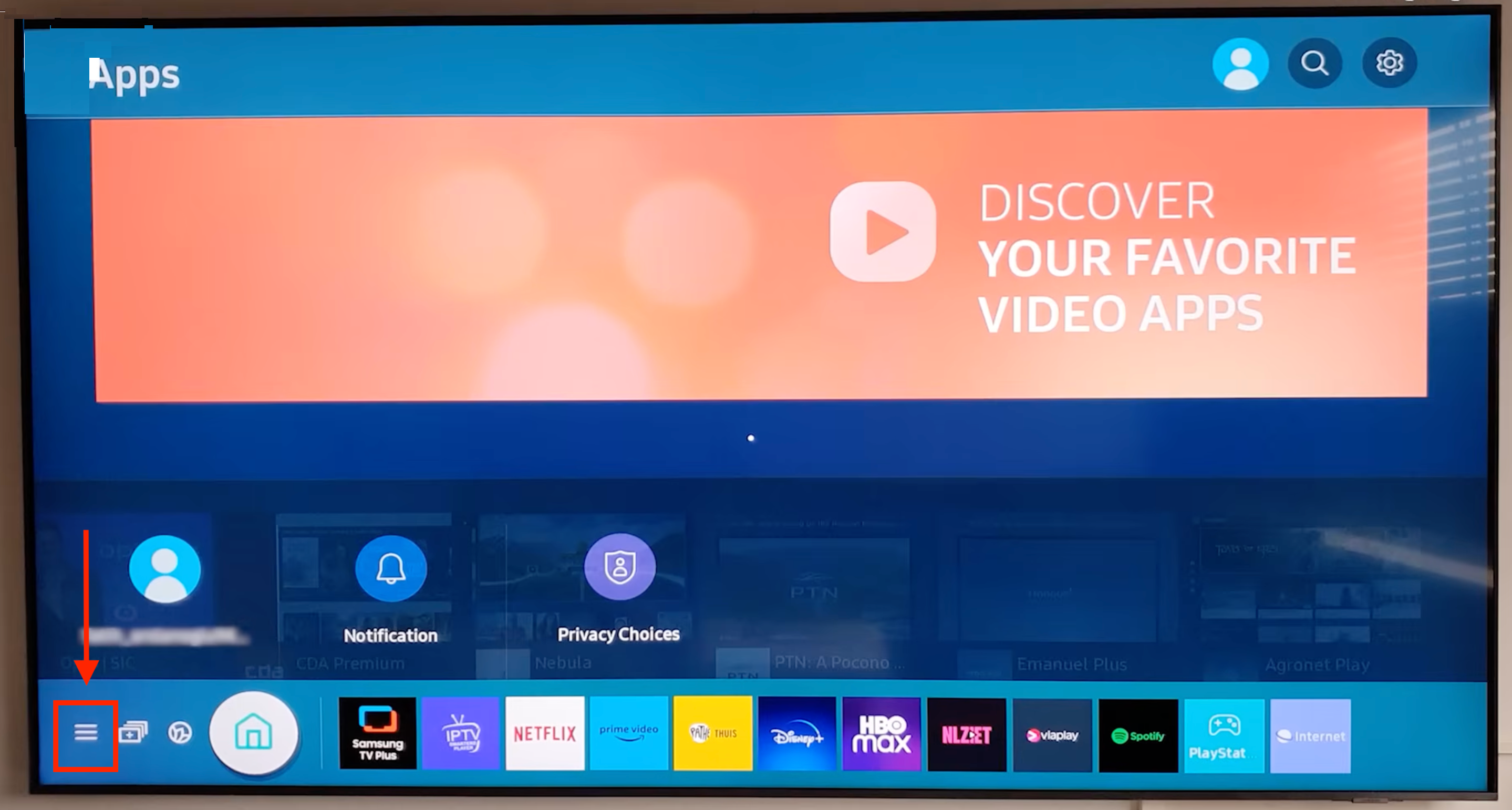 Početni ekran Samsung televizora sa trakom aplikacija duž donje ivice.