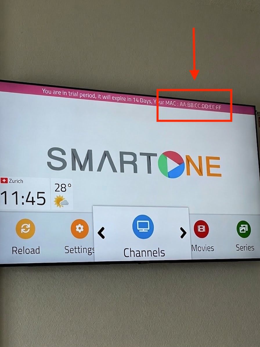 Otvoren plejer na televizoru; duž gornje ivice ispisana je MAC adresa uređaja.