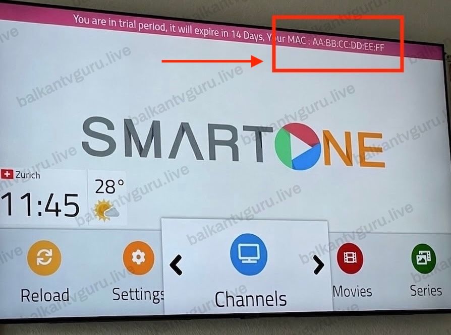 Otvoren plejer na televizoru; duž gornje ivice ispisana je MAC adresa uređaja.