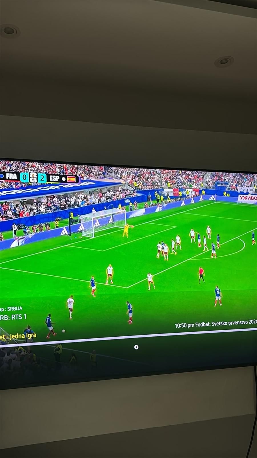 Program se emituje preko cijelog ekrana televizora.