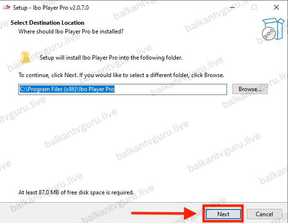 Prozor instalatera sa predloženim folderom za instalaciju i dugmetom Next uokvirenim crvenim okvirom.